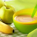 Papilla de frutas para bebés con manzana, plátano y pera