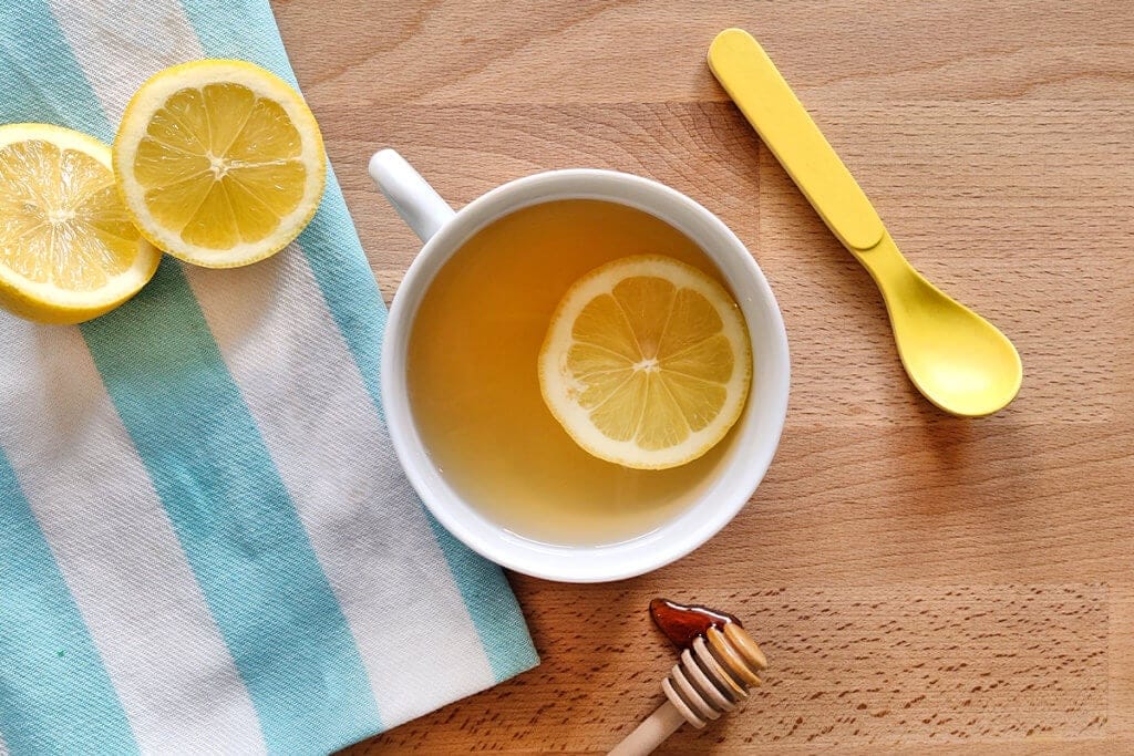 Bebida de miel y limón para aliviar el resfriado