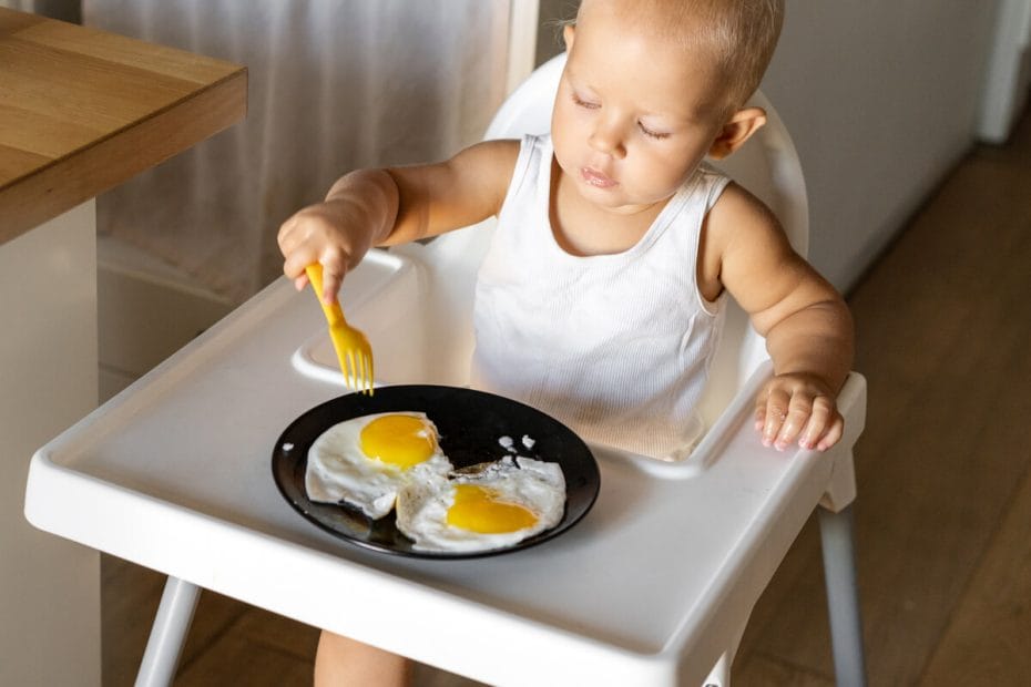 Bebé comiendo huevos