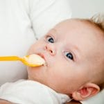 Bebé de 4 meses comiendo papilla de cereales